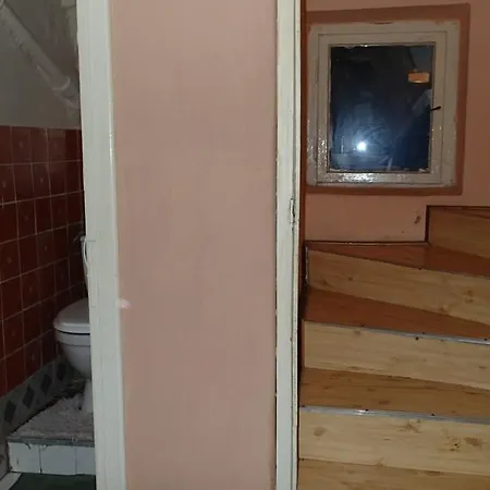 Basement Flat - Mieszkanie W Niskim Parterze דירה