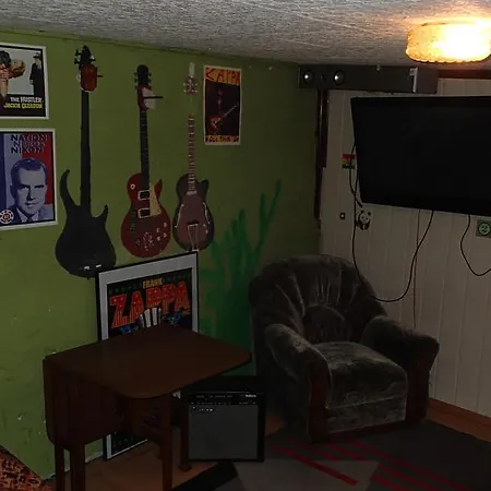Basement Flat - Mieszkanie W Niskim Parterze * גדינייה