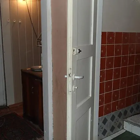 Basement Flat - Mieszkanie W Niskim Parterze גדינייה